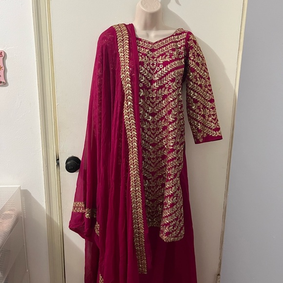 Elegant magenta and gold palazzo suit - Picture 1 of 9